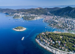 Shared Full day tour Hvar and 3 Island with lunch and drinks from Split