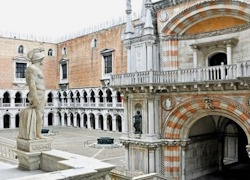 Shared Tour: Inside Venice Guided Tour of St. Mark's Square with Skip-the-Line entry to The Doge's Palace and The Golden Basilica