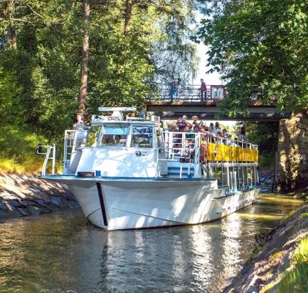Shared Tour: Helsinki City Highlights by boat
