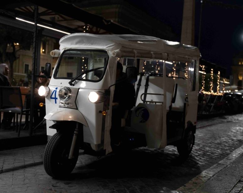 Private Tuk Tuk Tour in Rome by Night