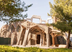 Private Unknown Gaudi & Cava Tour from Barcelona