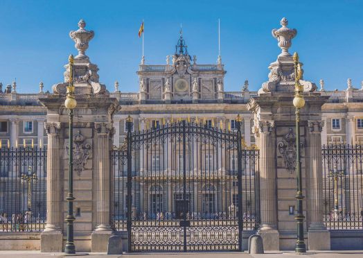 Small Group: Royal Palace Tour with Wine Tasting