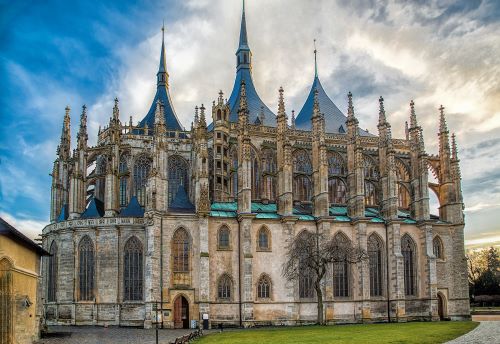 Private Tour: Day Trip to the Medieval Town of Kutna Hora and Bone Church