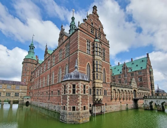 Frederiksborg & Kronborg Castles: Private Day Trip from Copenhagen