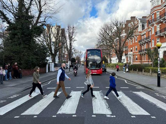 The Beatles Iconic Landmarks: Private Beatlemania Tour in a London Taxi