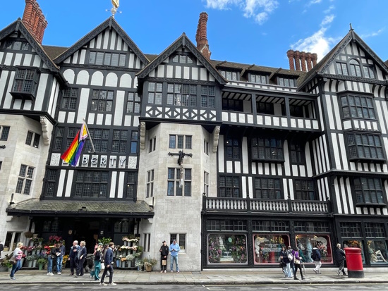 Small Group Tour: Taylor Swift London Boy Tour - Iconic Spots and Music Video Locations