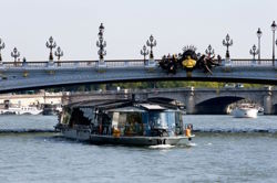 Shared Tour: Premium escorted Paris day trip with lunch cruise
