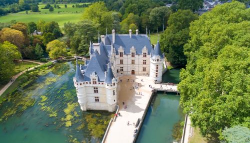 Small Group Tour: Visit Azay-le-Rideau Castle: Guided Half-Day Tour from Tours