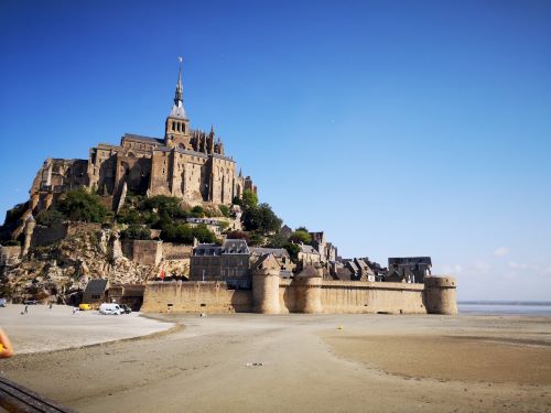 Small Group Tour: Bayeux to Mont Saint-Michel Shuttle with Abbey Tickets Included