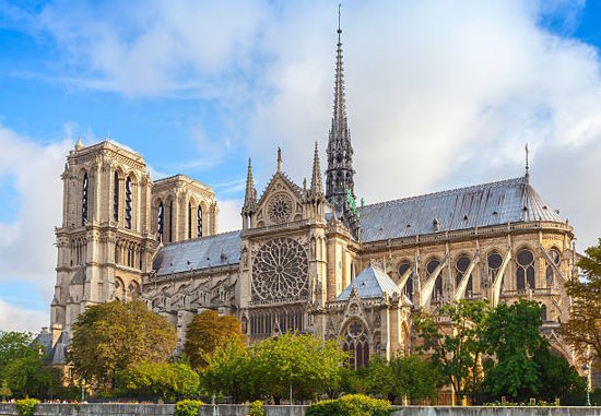 Shared Tour: Cathedral Notre Dame: Guided Neighbourhood Tour + audio guide of the interior + crypt ticket