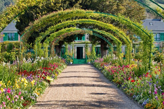 Shared tour: Full Day Giverny and Skip-the-line tickets to Versailles with Lunch from Paris