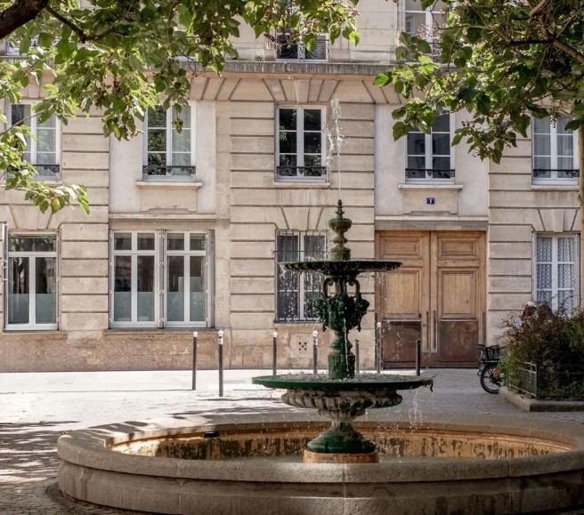 Private Tour: Emily in Paris - 2pm
