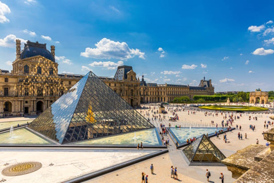 Shared tour: Reserved Entrance and Access to Mona Lisa painting + Ticket Hop On-Hop Off 1 Day