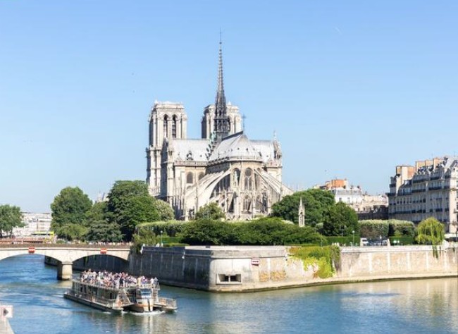 Shared Tour: Notre-Dame and Champagne Cruise
