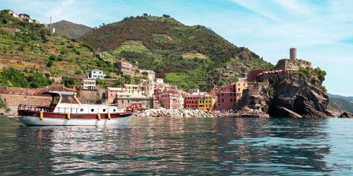 Private Boat Tour: Cinque Terre by Ligurian Motorboat Gozzo with Lunch