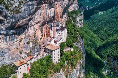 Private Hike to Madonna della Corona Sanctuary with Lunch - from Sirmione