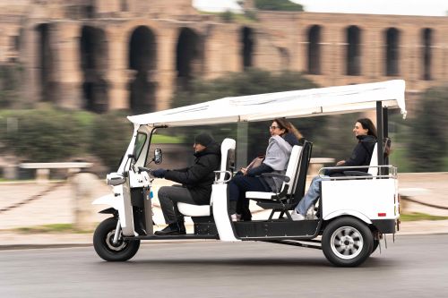 Private Golf Cart Tuk Tuk Tour with Food Tasting in Rome 11 am