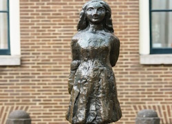 Shared Tour: Anne Frank Walking Tour Through the Jewish Quarter 12 PM