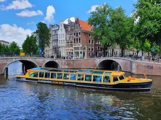 Shared Tour: Burger Dinner Cruise through Amsterdam