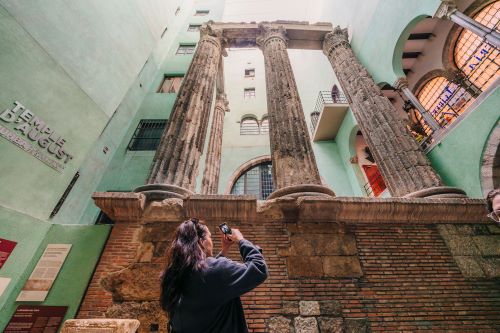 Small Group: Walking Tour Barcelona Gothic Quarter and Modernist Architecture