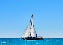 Private Barefoot Sailing Cruise in Barcelona 2 Hours